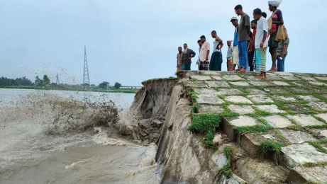সেতু রক্ষা বাঁধে ধস, ভাঙন ঝুঁকিতে তিস্তা সেতু