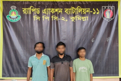 কুমিল্লায় চোর সন্দেহে কুকুর লেলিয়ে যুবককে নির্যাতন, র‌্যাবের হাতে আটক ৩