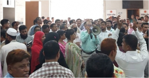 বিভিন্ন দাবিতে সচিবালয়ে কর্মচারীদের বিক্ষোভ