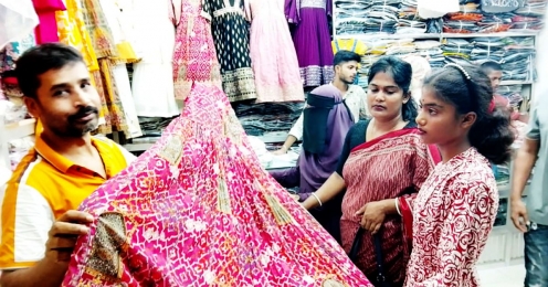 দুর্গোৎসব ঘিরে জমে ওঠেছে কেনাকাটা