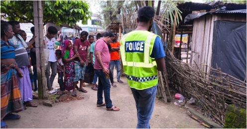 মুদি দোকানের সামনে পলিথিনে রাখা ছিলো দুটি ককটেল 