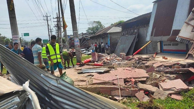 ভালুকায় ঢাকা-ময়মনসিংহ মহাসড়কে অবৈধ স্থাপনা উচ্ছেদ অভিযান