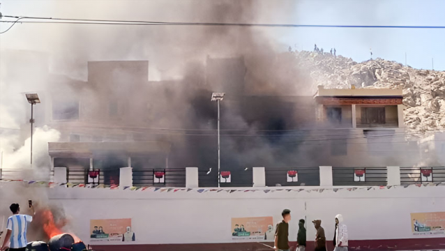 ভারতে বিজেপি কার্যালয়ে বিক্ষোভকারীদের অগ্নিসংযোগ, নিহত ৫