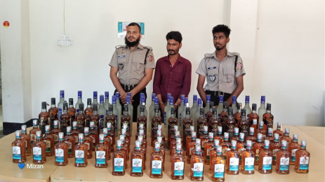 অটোরিকশায় ১০২ বোতল ভারতীয় মদ পাচারকালে কারবারি আটক