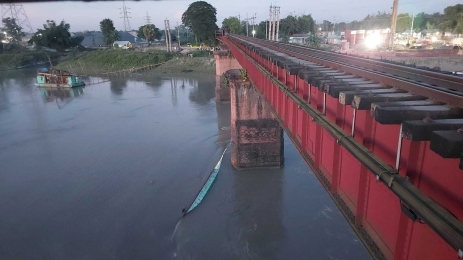 ময়মনসিংহে ব্রহ্মপুত্র নদে বালুবোঝাই ট্রলার ডুবি 