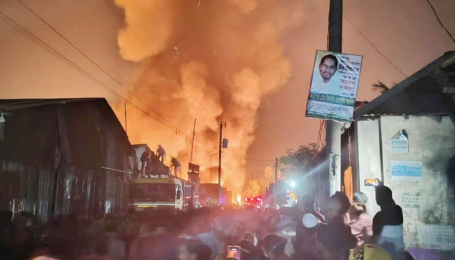 গাজীপুরে আড়াই ঘণ্টা ধরে জ্বলছে আগুন, নিয়ন্ত্রণে ফায়ার সার্ভিসের ৭ ইউনিট