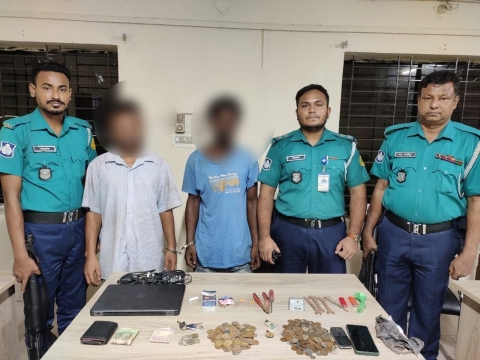 আম্বরখানায় ট্রাফিক পুলিশের অভিযানে বিদেশী মুদ্রা, স্বর্ণ ও রূপাসহ দুই চোরাকারবারী গ্রেপ্তার