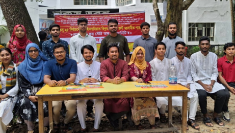 চাকসু নির্বাচনে ভোটারদের দ্বারে দ্বারে প্রার্থীরা