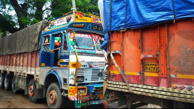 শারদীয় দুর্গাপূজা: হিলি স্থলবন্দরে ৬ দিন বন্ধ আমদানি-রপ্তানি