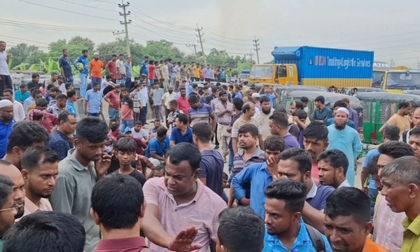 পুলিশের বিরুদ্ধে চাঁদাবাজির অভিযোগ, মহাসড়ক অবরোধ চালকদের