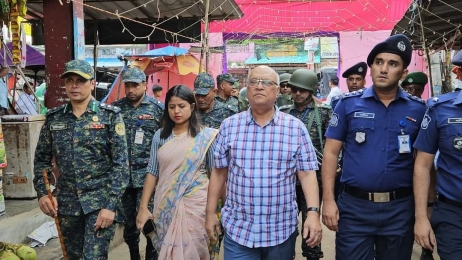 পূজামণ্ডপ পরিদর্শনে  উপদেষ্টা ফারুক ই আজম বীরপ্রতীক