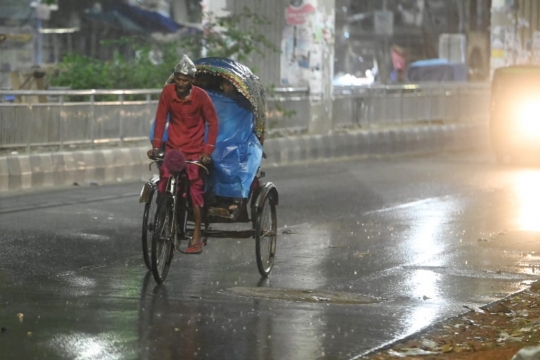 লঘুচাপে ভারী বৃষ্টির আভাস, নিম্নাঞ্চলে প্লাবনের শঙ্কা