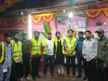 শারদীয় দুর্গোৎসবে স্বেচ্ছাসেবকের দায়িত্ব পালনে ছাত্র-জনতা