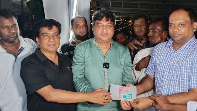 ‎টঙ্গীতে পূজামণ্ডপে বিএনপির অনুদান