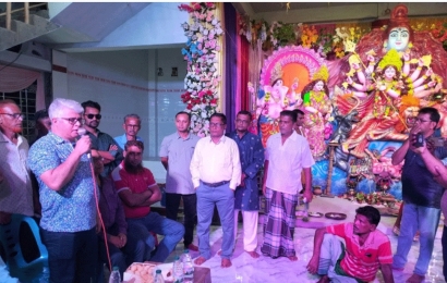 রূপসায় মন্দির পরিদর্শনে বিএনপি নেতা পারভেজ মল্লিক 