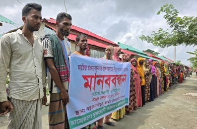 ছেলেকে নদীতে ফেলে হত্যা, মায়ের বিচারের দাবিতে মানববন্ধন