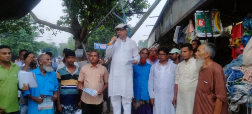 নাচোলে ৩১ দফার লিফলেট বিতরণ ও পথসভা করেন- তারিক আহমেদ।
