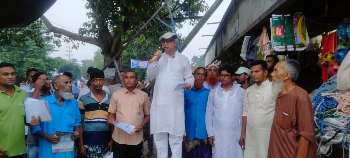 নাচোলে ৩১ দফার লিফলেট বিতরণ ও পথসভা করেন- তারিক আহমেদ।