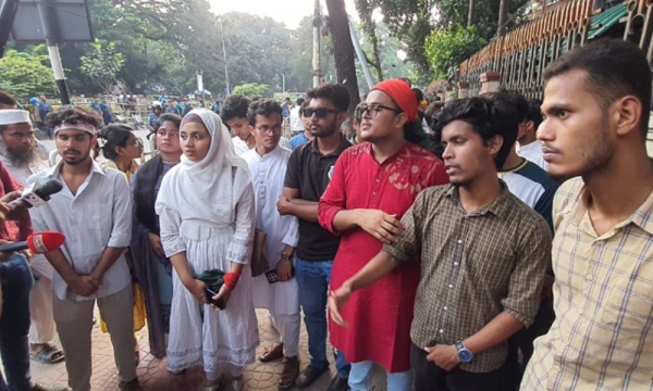 শিক্ষা উপদেষ্টার সঙ্গে আলোচনায় বসেছেন শিক্ষার্থীরা