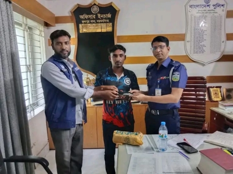 “ফুলপুরে জনবান্ধব পুলিশের অভিযানে হারানো ফোন উদ্ধার”