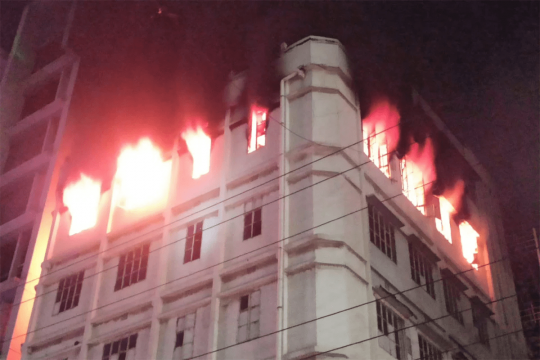 রাজধানীর কালশীতে কমিউনিটি সেন্টারে ভয়াবহ আগুন    
