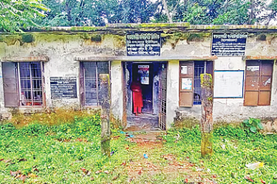 জরাজীর্ণ ও স্যাঁতসেঁতে পরিবেশে চিকিৎসাসেবা দিচ্ছে - করুয়াকাঠী কমিউনিটি ক্লিনিক 