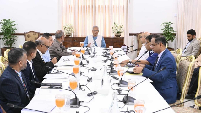 নির্বাচনকে স্বচ্ছ ও শান্তিপূর্ণের লক্ষ্যে, বডি-অন-ক্যামেরা ক্রয়ের নির্দেশ - প্রধান উপদেষ্টার     