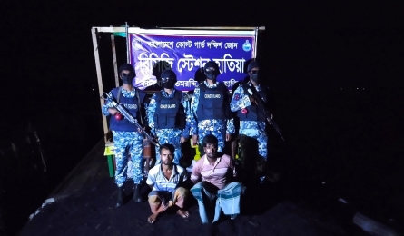 হাতিয়ায় কোস্ট গার্ডের অভিযান: ১৪০ টন চোরাইকৃত কয়লা ও ৪ বোটসহ দুই চোরাকারবারী আটক