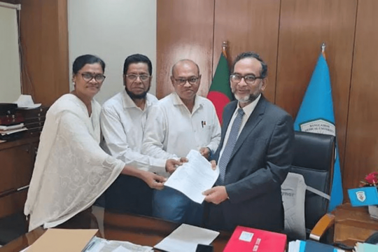 চিকিৎসকের প্রেসক্রিপশনে অনিবন্ধিত ওষুধ লেখা বন্ধে শাস্তির বিধান প্রণয়নের সুপারিশ