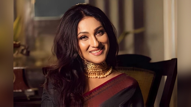  ৫৪ বসন্ত পার করেও লাস্যময়ী, উজ্জ্বল ঋতুপর্ণা  