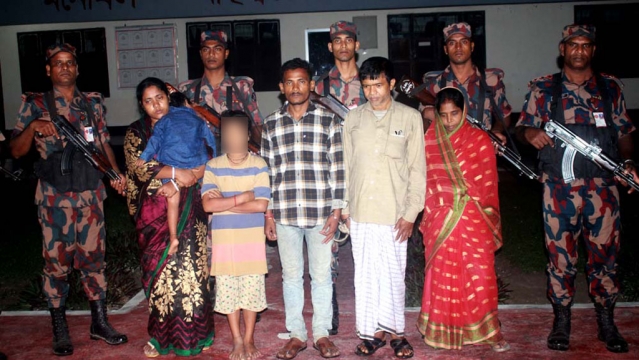 সীমান্তে ভারতীয় নাগরিকসহ আটক ৬
