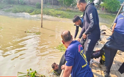 রূপসা ঘাটে নিখোঁজ দুজনের এখনো সন্ধান মেলেনি, উদ্ধার অভিযান অব্যাহত। 