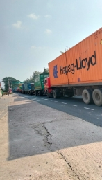 বারইয়ারহাটে কংক্রিটবোঝাই ট্রাক উল্টে মহাসড়কে তীব্র যানজট!