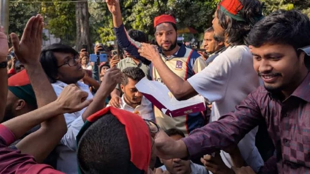 শেখ হাসিনার রায়ের খবর প্রকাশে, ট্রাইব্যুনালের সামনে সাধারণ জনতার উল্লাস  