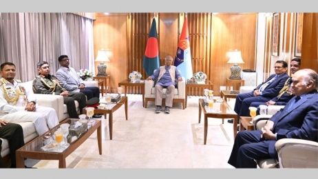 প্রধান উপদেষ্টার সঙ্গে সৌজন্য সাক্ষাৎ করেছেন তিন বাহিনীর প্রধান