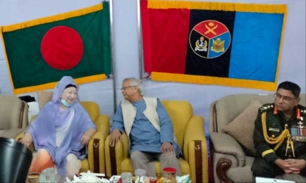সশস্ত্র বাহিনী দিবসের সংবর্ধনায় ড. ইউনূস ও খালেদা জিয়ার কুশল বিনিময়
