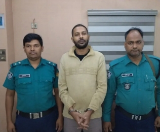 ঢাকার স্বর্ণের দোকান থেকে চুরি, দিনাজপুরে ধরা পড়ল কর্মচারী