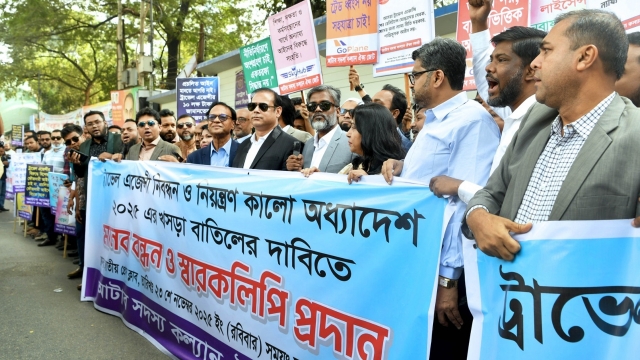 ট্রাভেল এজেন্সি নিবন্ধন ও নিয়ন্ত্রণ অধ্যাদেশ বাতিলের দাবিতে মানববন্ধন 