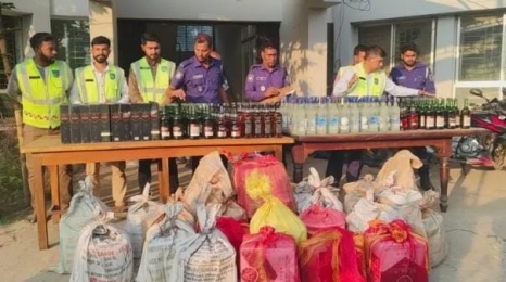 ভালুকায় পিকআপসহ ৪৮০ বোতল বিদেশি মদ জব্দ, চালক পলাতক