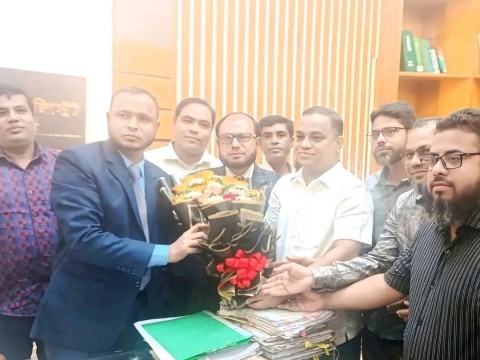নবাগত জেলা প্রশাসককে ক্লিনিক এসোসিয়েশনের ফুলেল শুভেচ্ছা