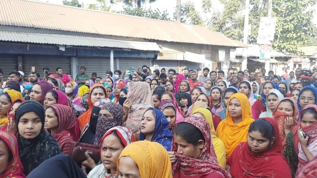 কারখানা বন্ধ করায় গাজীপুরে পোশাক শ্রমিকদের বিক্ষোভ
