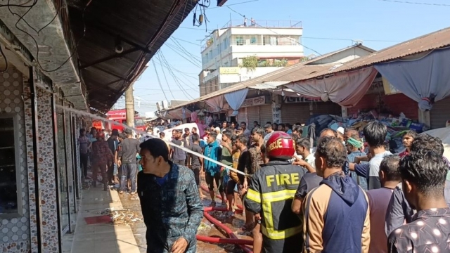 নেত্রকোনায় ভয়াবহ অগ্নিকাণ্ডে ১৩ দোকান পুড়ে ছাই