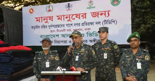 মহাখালীর কড়াইল বস্তি অগ্নিকাণ্ডে, ক্ষতিগ্রস্তদের পাশে আনসার ও ভিডিপি 