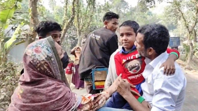 সন্তানের চোখের সামনে শিক্ষিকার মৃত্যু, বিক্ষোভে অবরুদ্ধ সড়ক।