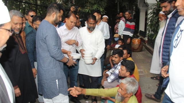 খালেদা জিয়া’র সুস্থতা কামনায়, দুস্থদের মাঝে খাবার বিতরণ তামিমের   