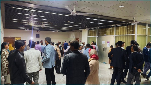 ১০ দাবি নিয়ে সিইসি দপ্তরে সহকারী কর্মকর্তারা 