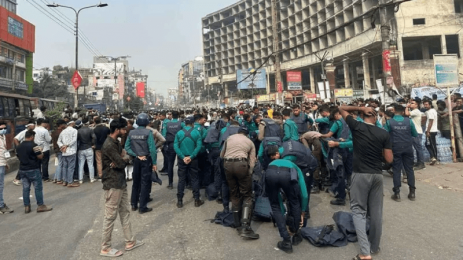 রাজধানীতে সড়ক আটকে মোবাইল ব্যবসায়ীদের বিক্ষোভ  