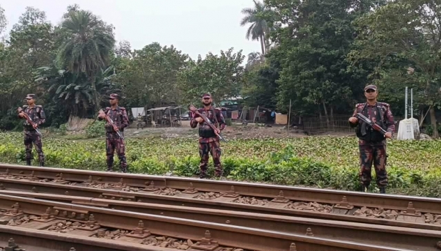 হিলি সীমান্তে টহল জোরদার: নির্বাচন ঘিরে সর্বোচ্চ সতর্কতায় বিজিবি