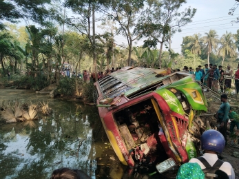কেশবপুরে খুলনা জেলার কলেজের শিক্ষা সফরের বাস খাদে পড়ে ভয়াবহ দুর্ঘটনা - আহত ১২ 