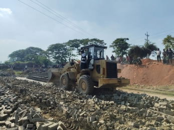 শেরপুরে অবৈধভাবে চালু হওয়া ইটভাটায় ভ্রাম্যমাণ আদালতের অভিযান ;জরিমানা ও কাঁচা ইট বিনষ্ট 